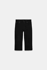 Jeans capri negro de tiro medio, corte recto y diseño de cinco bolsillos. Cuenta con trabillas en la cintura y cierre frontal con cremallera y botón metálico.