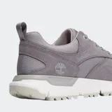 Championes Timberland modelo Voyager Park, color gris, con capellada de gamuza y malla, y suela gruesa blanca con tacos. Presenta el logo de Timberland en el lateral.