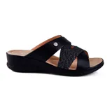 Sandalia baja negra con dos tiras cruzadas en el empeine, una lisa y otra con textura brillante.