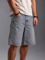 Bermuda de jean de corte baggy y tiro medio, color gris con efecto acid wash. Cuenta con bolsillos laterales y traseros, y presillas para cinto.