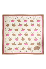 Pañuelo cuadrado de poliéster con estampado repetitivo de labios en tonos marrón y rosa vibrante, sobre fondo beige claro. El borde es de color marrón con un ribete interior rosa. Incluye la inscripción manuscrita "Love" en una esquina.