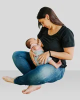 Remera de algodón elastizado color negro, con diseño de manga corta y cuello redondo, especialmente diseñada con apertura para lactancia.