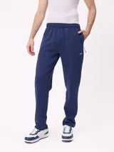 Babucha gris de algodón y poliéster, con cintura elástica, cordón ajustable y bolsillos laterales. Presenta el logo de Rusty bordado en el muslo izquierdo.