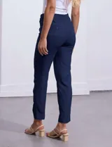 Pantalón pull-on de corte slim y tiro medio, confeccionado en crepe azul marino. Cuenta con bolsillos delanteros inclinados y bolsillos de ojal en la parte trasera.