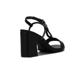 Sandalia de tacón cuadrado color negro, con tira delantera y tiras cruzadas con apliques brillantes. Cuenta con pulsera al tobillo con hebilla ajustable.
