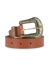 Cinturón de cuero color suela con hebilla metálica dorada de estilo western, con detalles grabados y pasador a juego.