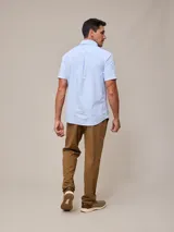 Pantalón azul marino de corte recto, con cintura elástica ajustable con cordón.