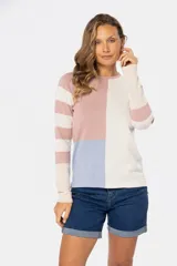 Buzo de tejido fino confeccionado en algodón, con diseño de bloques de color y rayas. Presenta un bloque azul claro en el hombro izquierdo, un bloque beige en el centro y rayas horizontales beige y azul claro en el hombro y brazo derechos. La manga izquierda es de color lila.