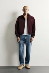 Jeans de corte slim cropped confeccionados en denim de algodón rígido con efecto lavado. Presentan tiro medio, cierre frontal con cremallera y botón, y diseño clásico de cinco bolsillos.