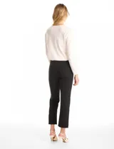 Pantalón cigarette de tiro alto color marrón, confeccionado en tejido elastizado. Presenta un diseño de pretina ancha y plana sin cierres, con costuras verticales pronunciadas a lo largo de cada pierna y corte recto al tobillo.