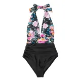 Malla entera combinada con parte superior lisa de color negro, escote halter cruzado y corpiño triangular con copas desmontables. Parte inferior de tiro alto con estampado animal print tipo leopardo.