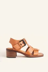 Sandalias de cuero color marrón claro, con tiras anchas, hebilla lateral y taco ancho de madera.