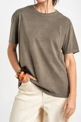 Remera oversize de algodón lavado, color marrón, de manga corta y cuello redondo.