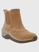 Botin tipo Chelsea de gamuza color tostado, con paneles laterales elásticos y detalle de cinta tejida en el talón. Cuenta con suela de goma con tecnología Spinal Flex diseñada para mejorar la postura.