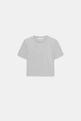 Camiseta cropped color amarillo, de corte slim fit, cuello redondo y manga corta.