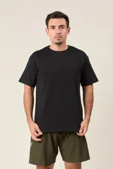 Remera marrón de corte holgado con estampado de un ave y texto en la espalda.