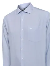Camisa de manga larga RKF color celeste con rayas finas verticales azul oscuro, de corte regular con cuello italiano, bolsillo frontal en el pecho y cierre de botones.