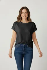 Remera de algodón con efecto jaspeado oscuro, corte holgado y cuello redondo a la base. Mangas cortas con el dobladillo doblado hacia afuera.