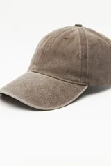 Gorra tipo baseball de color gris oscuro con efecto lavado, confeccionada en algodón con costuras reforzadas en la visera y ojales bordados.