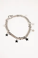 Collar plateado de cadena gruesa con dijes colgantes de estrellas plateadas y negras.