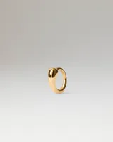Aro solitario pequeño PDPAOLA de plata de ley bañada en oro de 18k, con diseño minimalista y cierre de presión.
