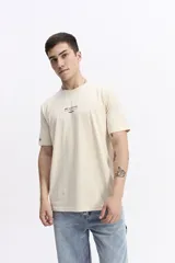 Remera de manga corta color azul oscuro, con escote redondo y estampado artístico abstracto en la espalda en tonos amarillo, celeste y violeta.