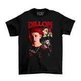 Remera negra de algodón con estampado fotográfico del artista Dillom en tonos rojos y negros, con el nombre del artista en la parte superior.