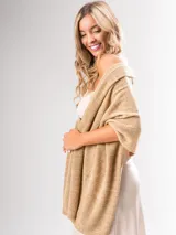 Chal color dorado con destellos brillantes, de tejido liviano y diseño atemporal.