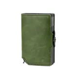 Billetera compacta de cuero sintético color verde militar, con mecanismo de apertura lateral para tarjetas y compartimento para billetes.