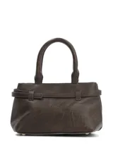 Cartera Hush Puppies modelo Leighton, confeccionada en gamuza color marrón, con diseño estructurado, doble asa de mano y detalle de cinturón con hebilla metálica en el frente.