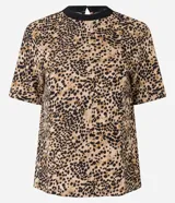 Blusa de mangas cortas con estampado de leopardo y cuello redondo de punto contrastante.