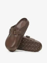 Zuecos Boston de EVA color marrón, con hebilla ajustable en el lateral y suela texturizada.