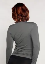 Camiseta negra de modal con escote en V y mangas largas.