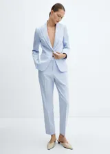 Pantalón de vestir de corte recto y entallado, con diseño de pinzas y cierre frontal. Presenta un acabado limpio y estructurado, ideal para conjuntos formales.