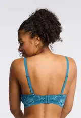 Bralette de encaje floral con diseño sin aros y sin relleno. Cuenta con forro interno de microtul elastizado, breteles regulables y cierre posterior con broches de tres posiciones.