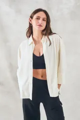 Camisa color crema de corte holgado, con cuello clásico y mangas 3/4.