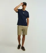 Remera masculina comfort de media malla, color azul marino, con cuello redondo y mangas cortas. Presenta una estampa frontal de un faro con el lettering "light house".