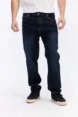 Jean slim de corte clásico en tono azul oscuro, con costuras en contraste y diseño de tiro estándar.