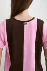 Remera de manga corta con escote en V, de diseño bicolor en marrón y rosado a rayas verticales.