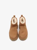 Bota corta Ugg Ultra Mini color marrón, de gamuza con plataforma y suela de goma.