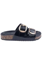 Sandalias plateadas con dos tiras anchas y hebillas metálicas ajustables. Suela plana con base de corcho.