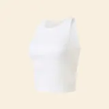 Top deportivo blanco de tejido rib con copas integradas, cuello redondo y diseño sin mangas, corte corto.
