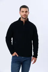 Buzo de abrigo de polar color negro, con cuello alto, medio cierre metálico frontal y bolsillos laterales con cierre. Presenta logo a tono bordado en el pecho.