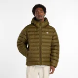 Campera acolchada New Balance con capucha, cierre frontal bidireccional y puños elásticos. Presenta un diseño liso en color verde militar con el logo de la marca bordado en el pecho.