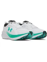Championes de running Under Armour modelo Assert 11, color blanco con detalles en verde turquesa y negro. Presentan parte superior de malla transpirable con revestimientos de cuero, mediasuela con amortiguación Charged+ y suela de goma resistente.