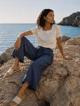 Pantalón capri azul marino con textura sutil, cintura elástica con cordón de ajuste y terminaciones con flecos en el ruedo.