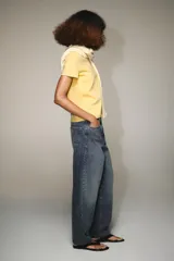 Camiseta de manga corta color rosado, con cuello redondo y corte regular. Confeccionada en tejido de punto interlock elástico y flexible.