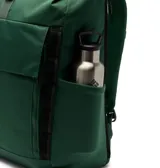 Mochila Columbia Convey III de 27 litros, color verde bosque, con cierre enrollable, resistente al mal tiempo. Incluye funda para portátil de 15 pulgadas, dos bolsillos para botellas de agua y un bolsillo frontal con cremallera. Cuenta con respaldo transpirable, tirantes acolchados y ergonómicos, y cinta pectoral ajustable.