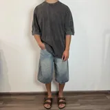 Remera gris de algodón con proceso de lavado snow, corte amplio y mangas cortas.