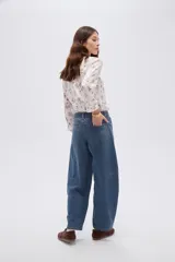 Pantalón jean de tiro medio, con diseño barrel (silueta curva) en tono azul clásico.